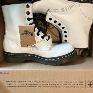 NWT Dr Martens size US6 women’s